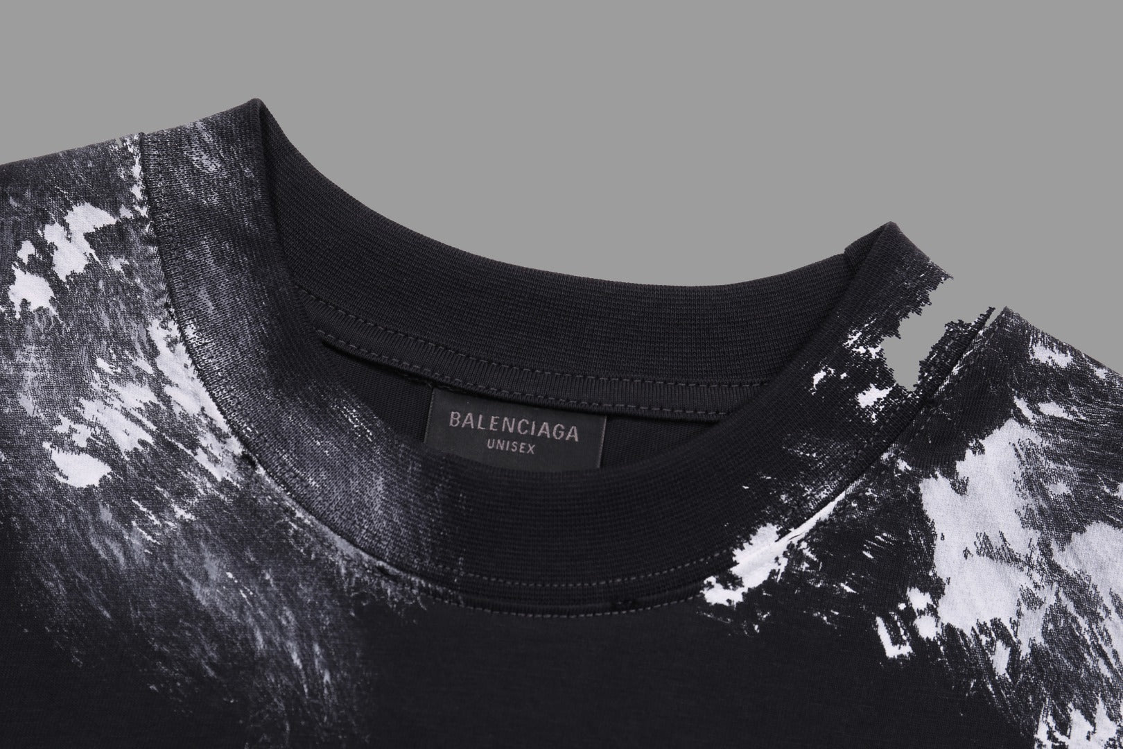 Camiseta Unisex · Edición Premium 2025 con Logo Bordado Estilo Graffiti y Efecto Desgastado