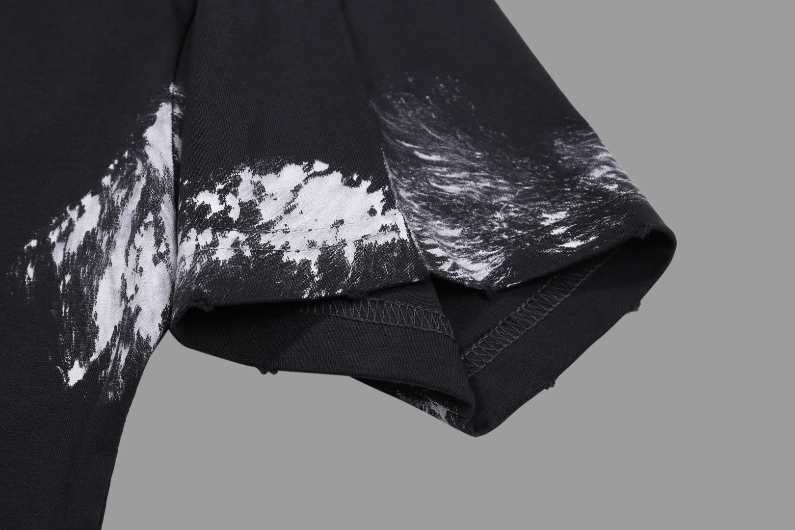 Camiseta Unisex · Edición Premium 2025 con Logo Bordado Estilo Graffiti y Efecto Desgastado