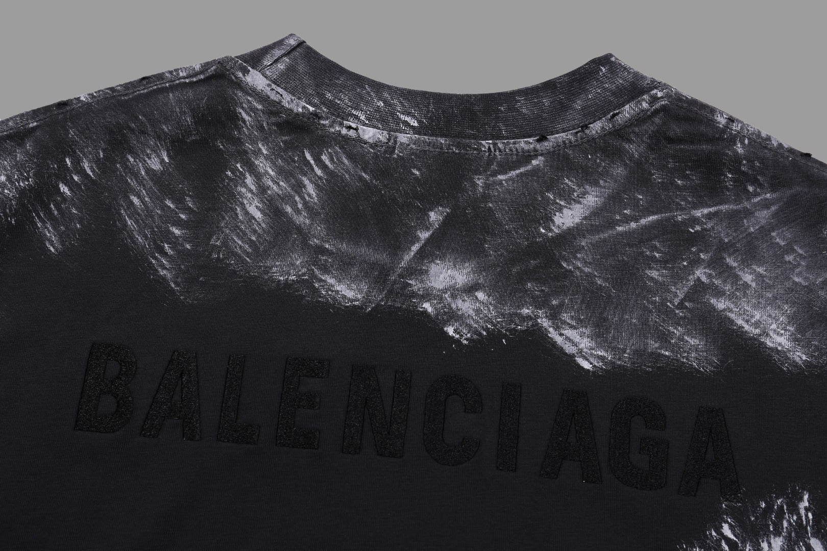 Camiseta Unisex · Edición Premium 2025 con Logo Bordado Estilo Graffiti y Efecto Desgastado