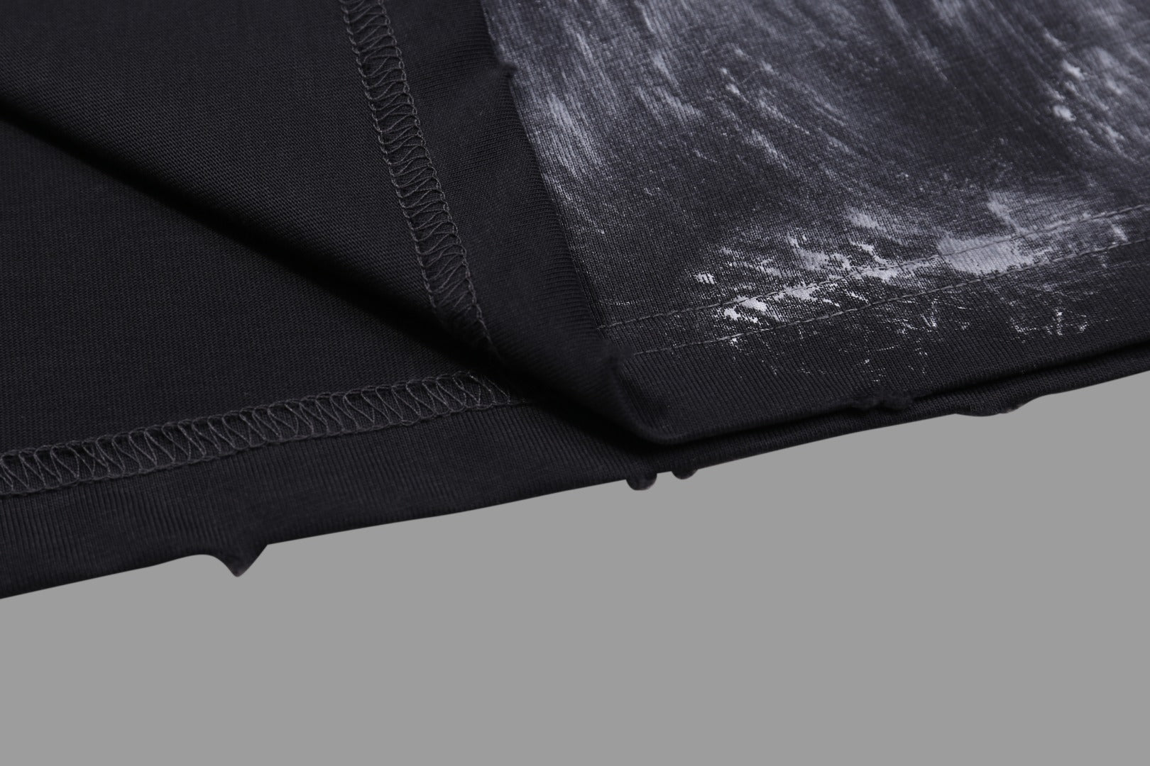 Camiseta Unisex · Edición Premium 2025 con Logo Bordado Estilo Graffiti y Efecto Desgastado