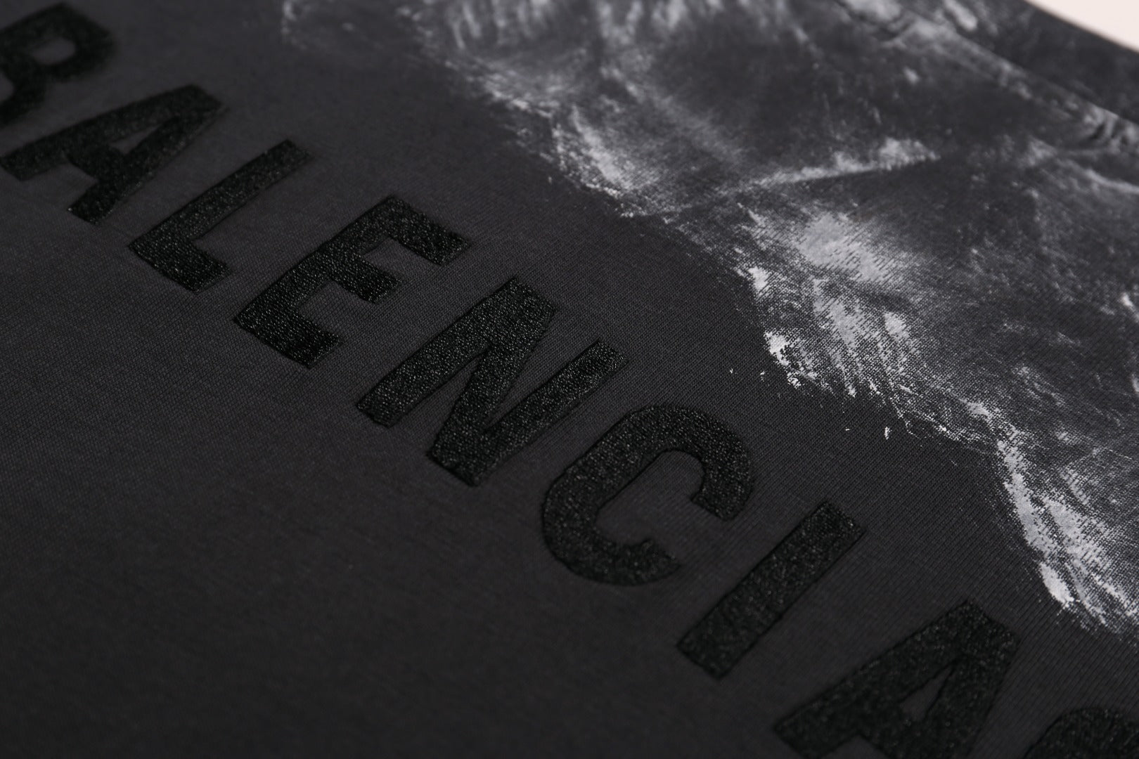 Camiseta Unisex · Edición Premium 2025 con Logo Bordado Estilo Graffiti y Efecto Desgastado