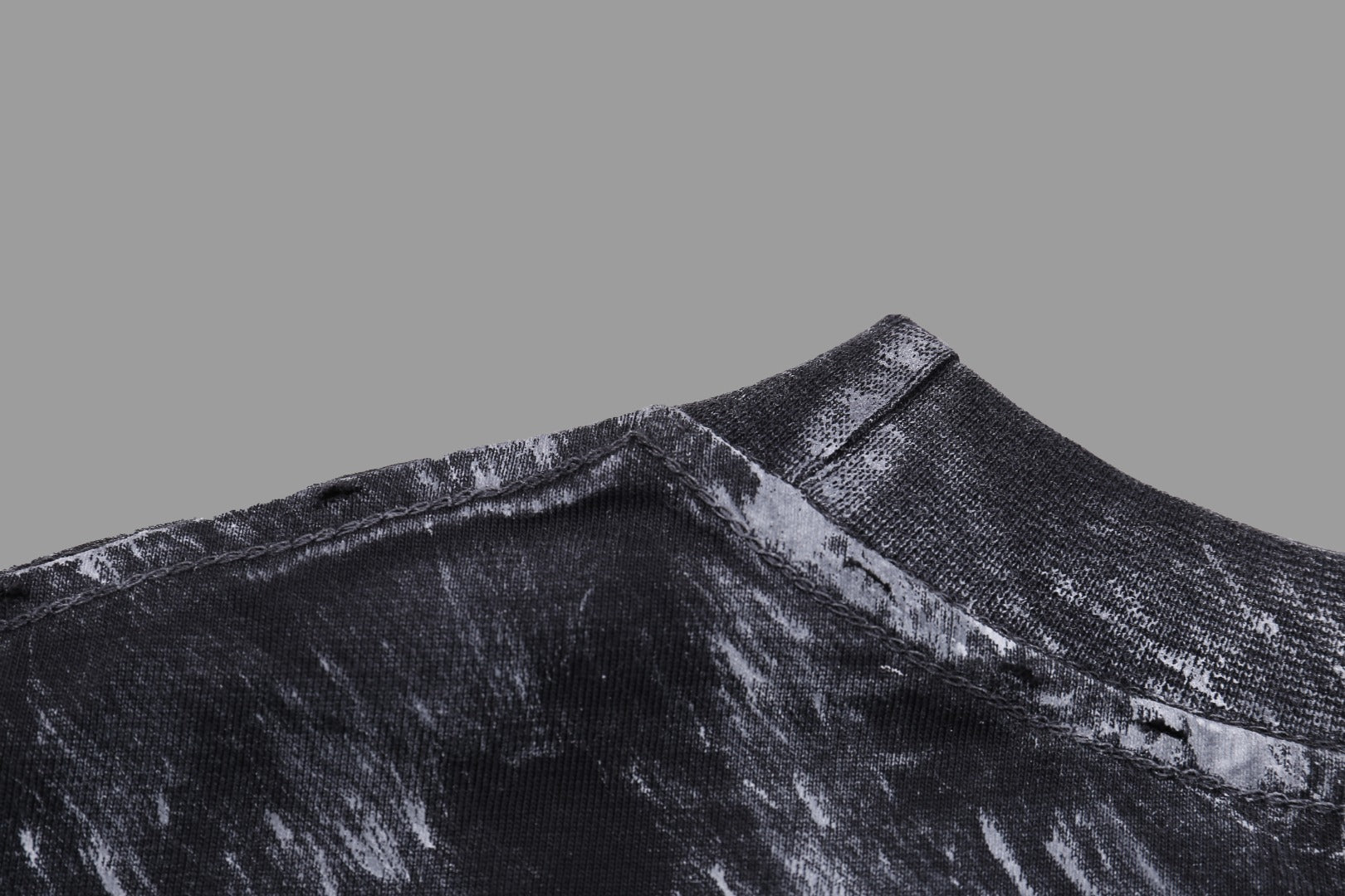 Camiseta Unisex · Edición Premium 2025 con Logo Bordado Estilo Graffiti y Efecto Desgastado