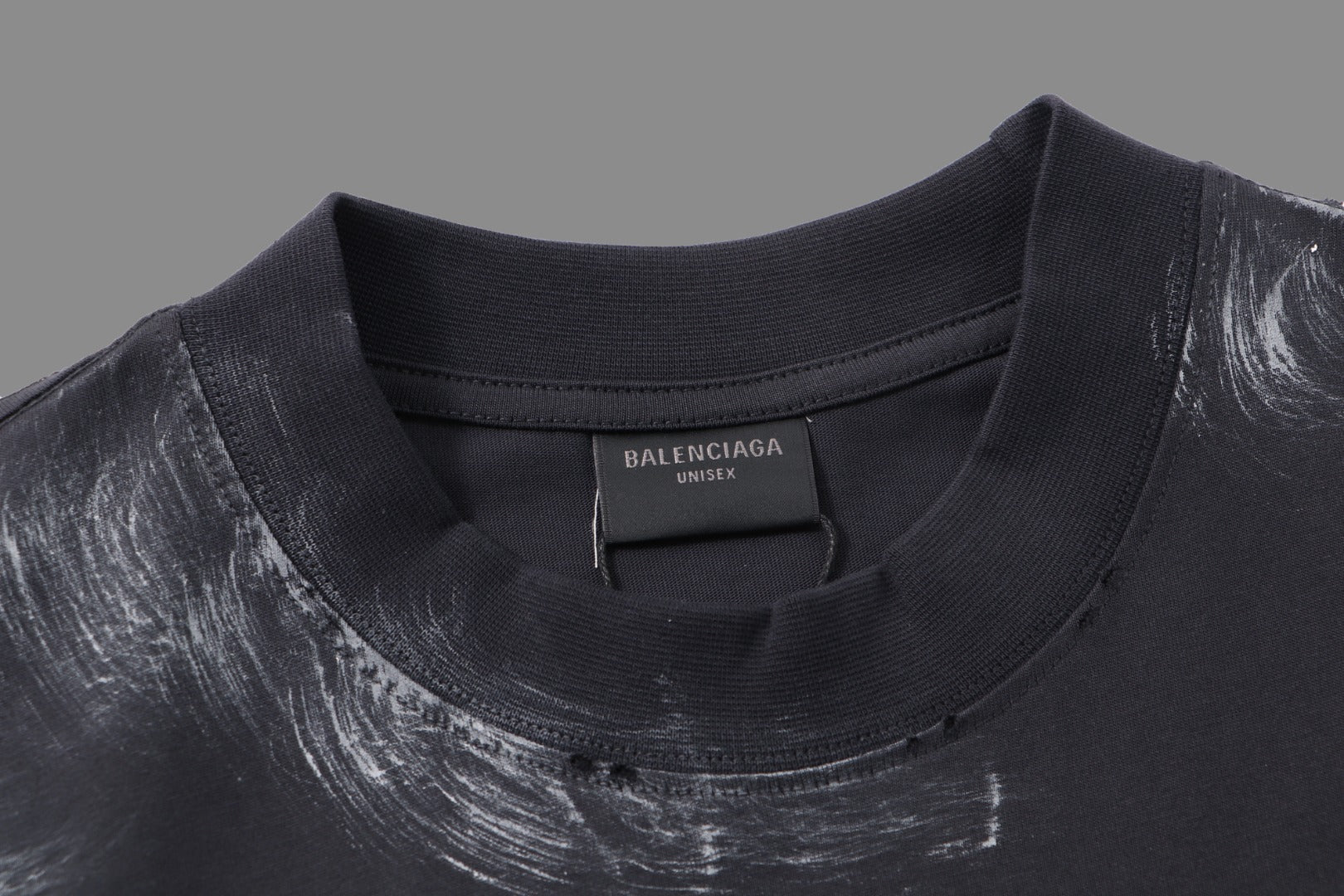 Camiseta Unisex · Edición Premium 2025 con Logo Bordado Estilo Graffiti y Efecto Desgastado