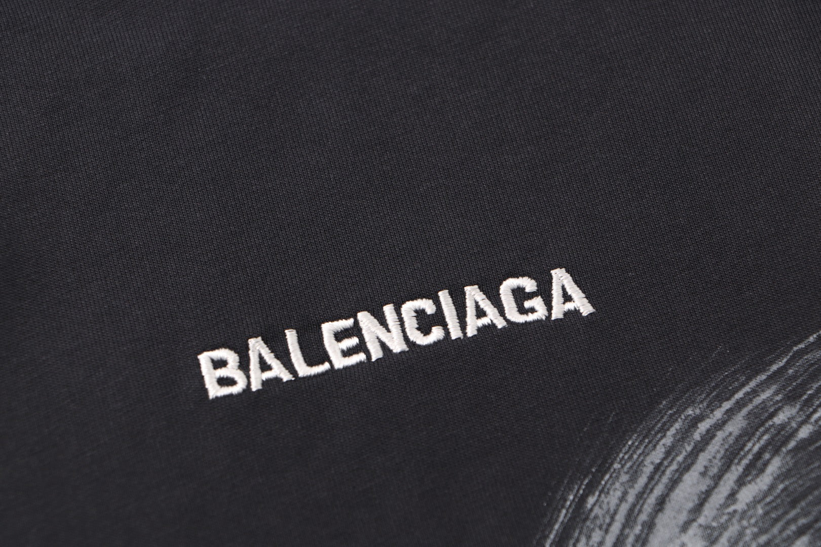 Camiseta Unisex · Edición Premium 2025 con Logo Bordado Estilo Graffiti y Efecto Desgastado