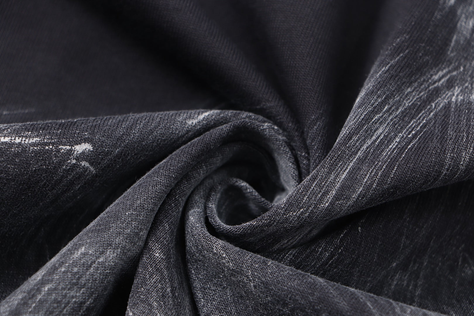 Camiseta Unisex · Edición Premium 2025 con Logo Bordado Estilo Graffiti y Efecto Desgastado