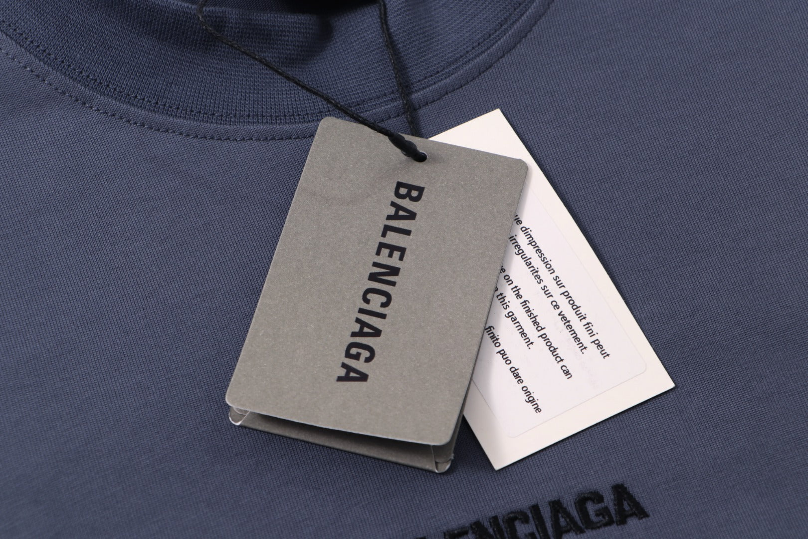 Camiseta Unisex · Edición Premium 2025 con Logo Bordado Estilo Graffiti