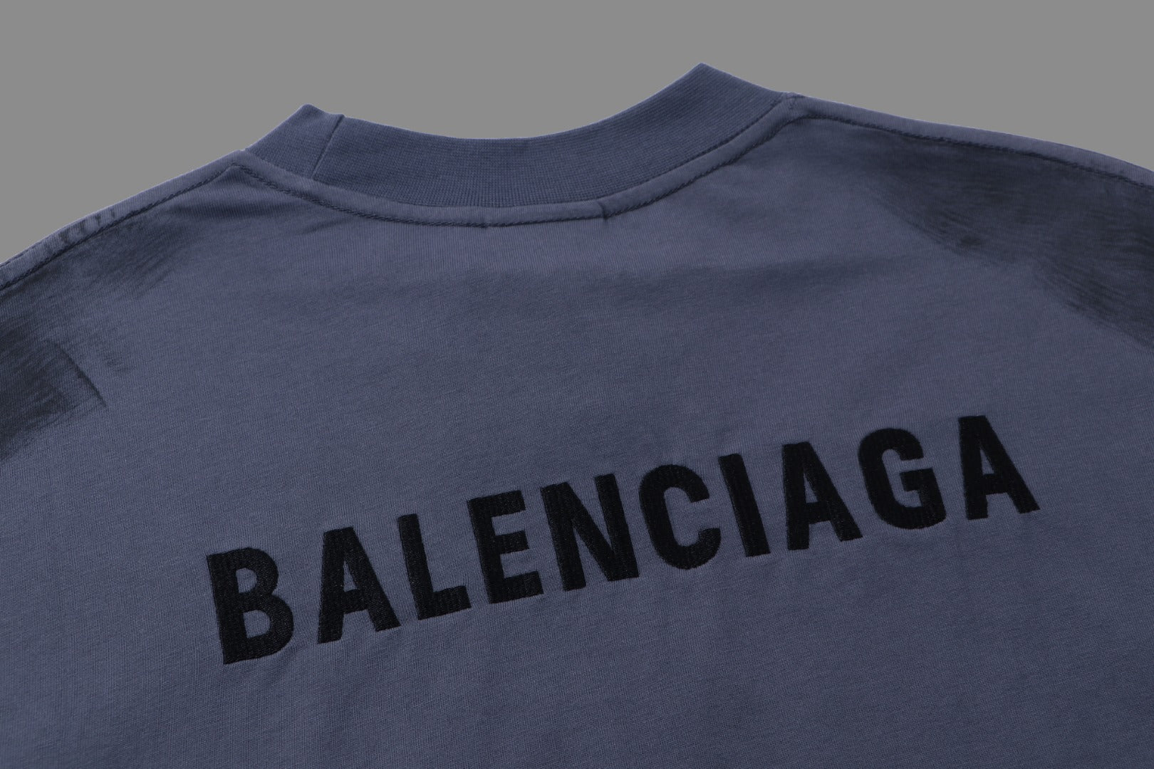 Camiseta Unisex · Edición Premium 2025 con Logo Bordado Estilo Graffiti