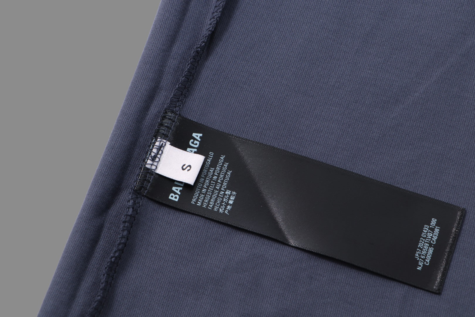 Camiseta Unisex · Edición Premium 2025 con Logo Bordado Estilo Graffiti