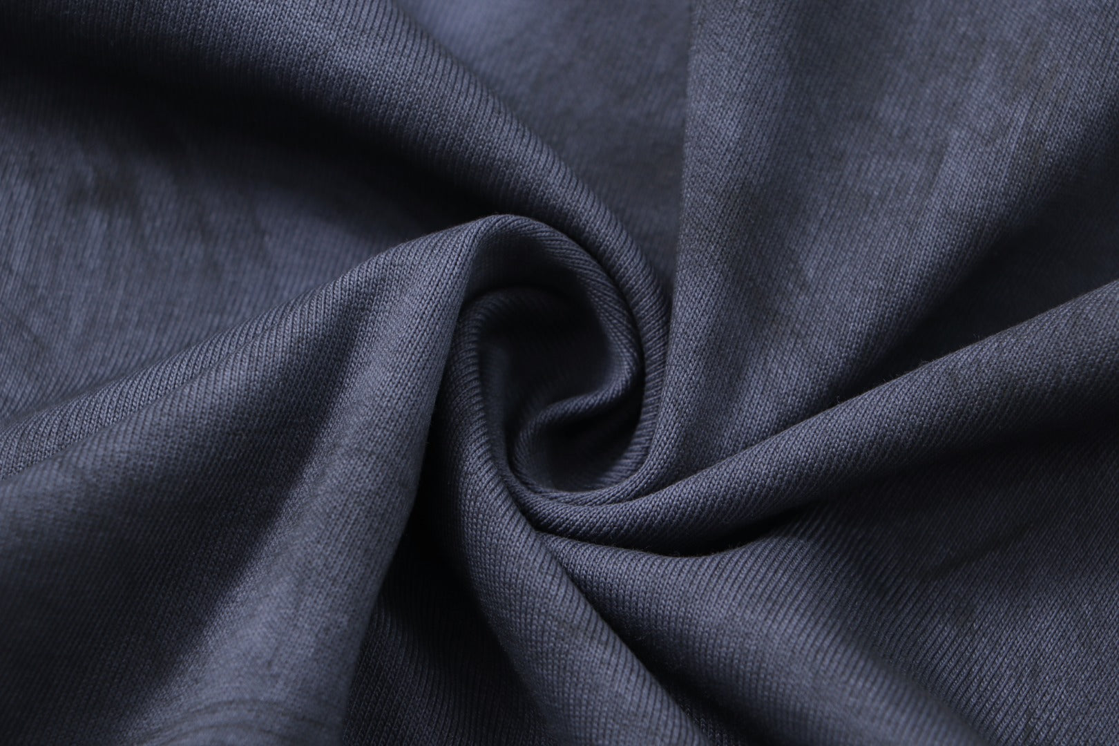 Camiseta Unisex · Edición Premium 2025 con Logo Bordado Estilo Graffiti