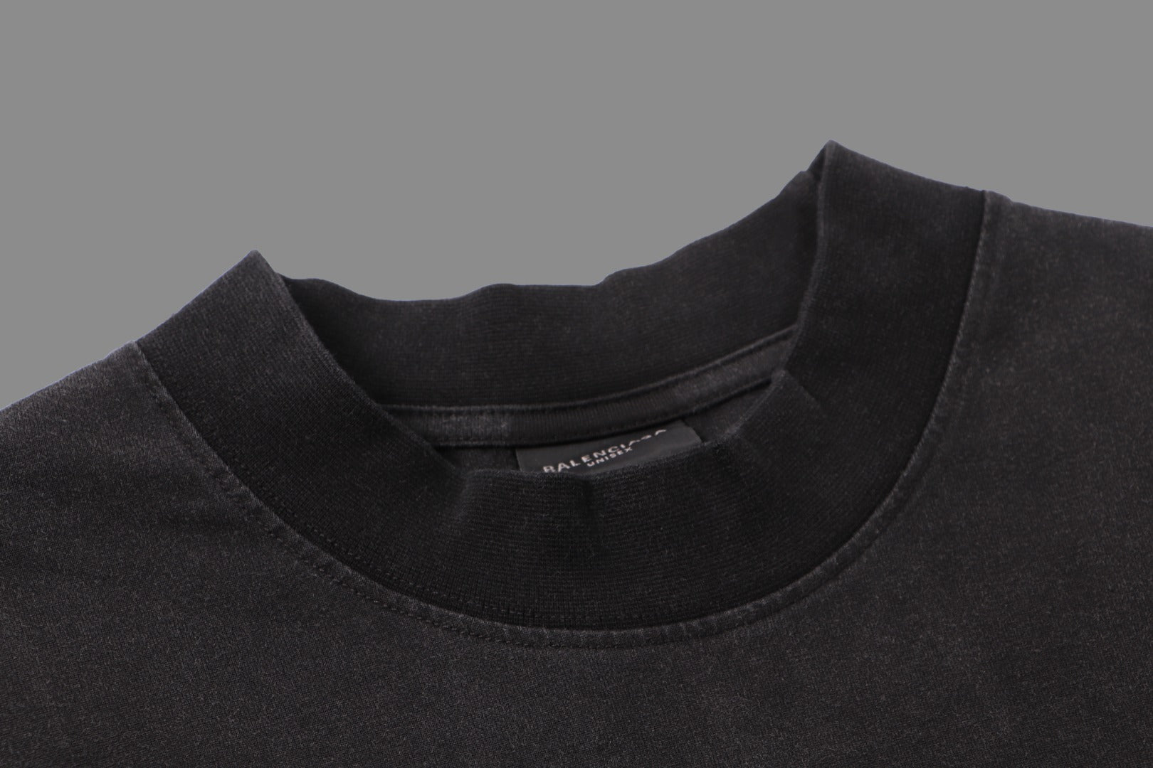 Camiseta Unisex · Edición Premium 2025 con Logo Bordado Frontal y Trasero