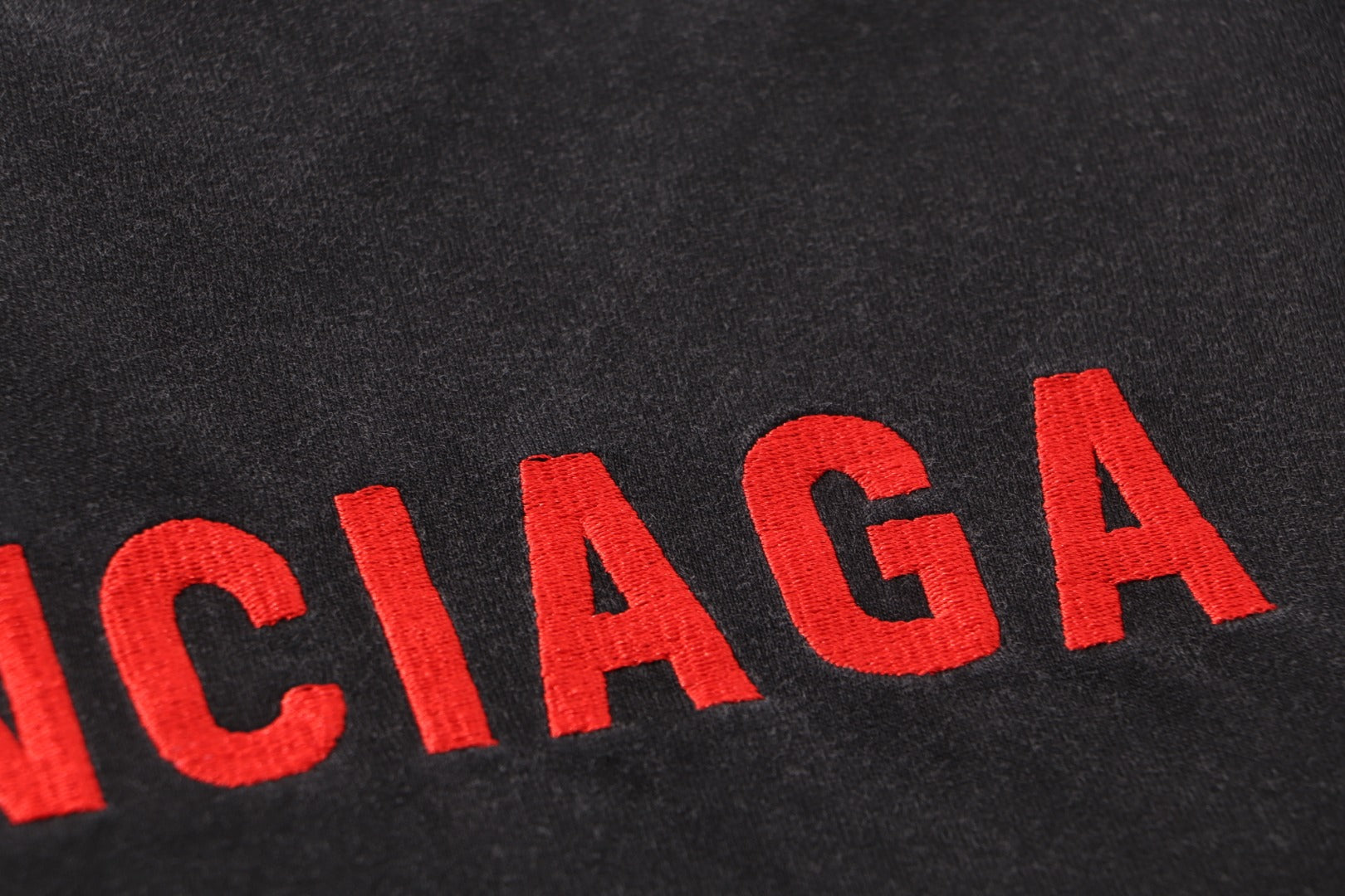 Camiseta Unisex · Edición Premium 2025 con Logo Bordado Frontal y Trasero