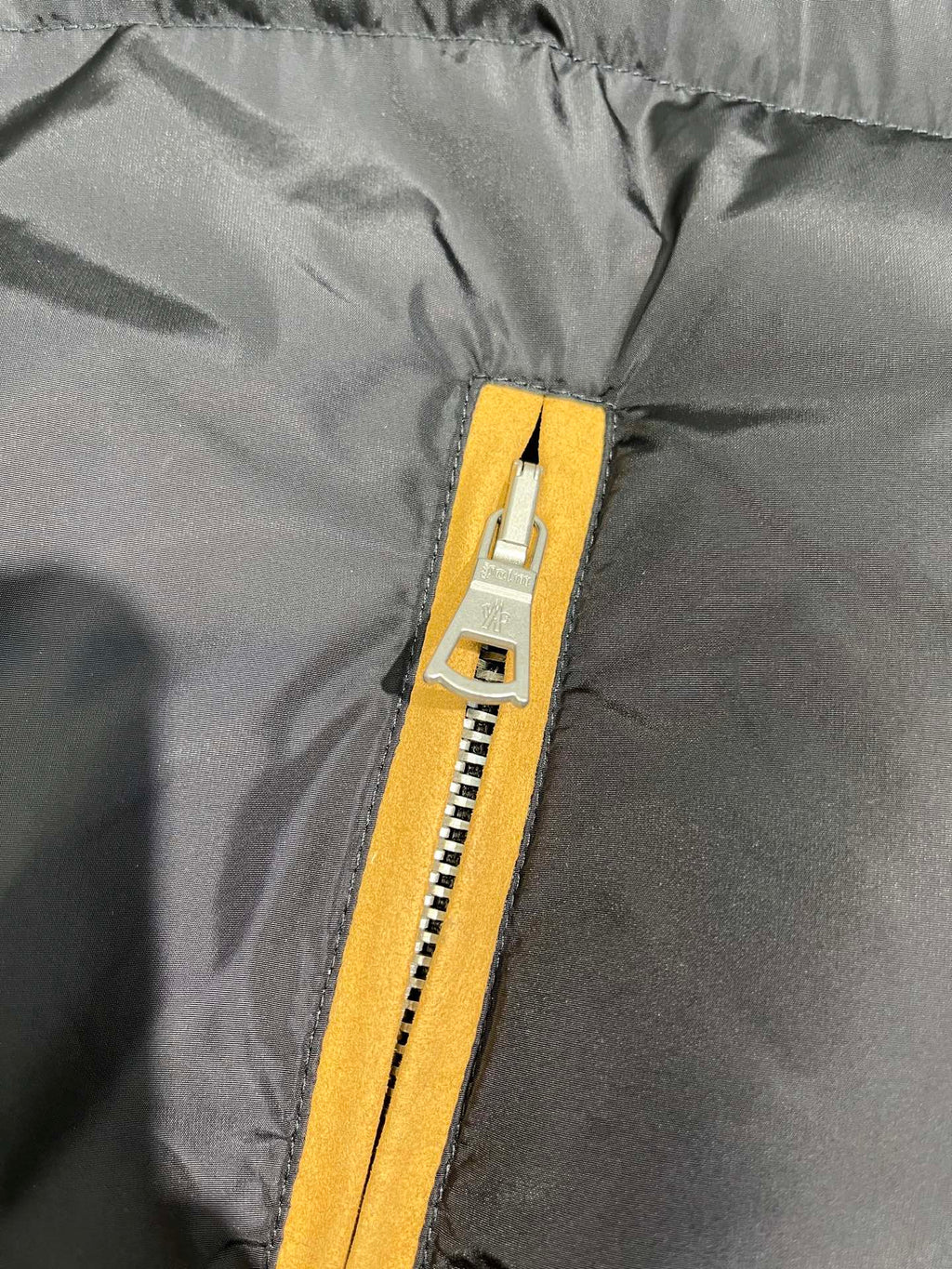 Chaqueta Corta Acolchada con Bordado de Palmera · Colección Genius FW22