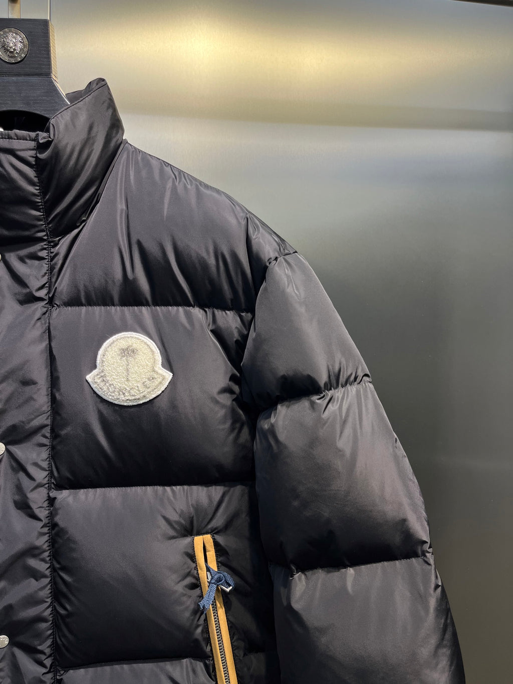 Chaqueta Corta Acolchada con Bordado de Palmera · Colección Genius FW22