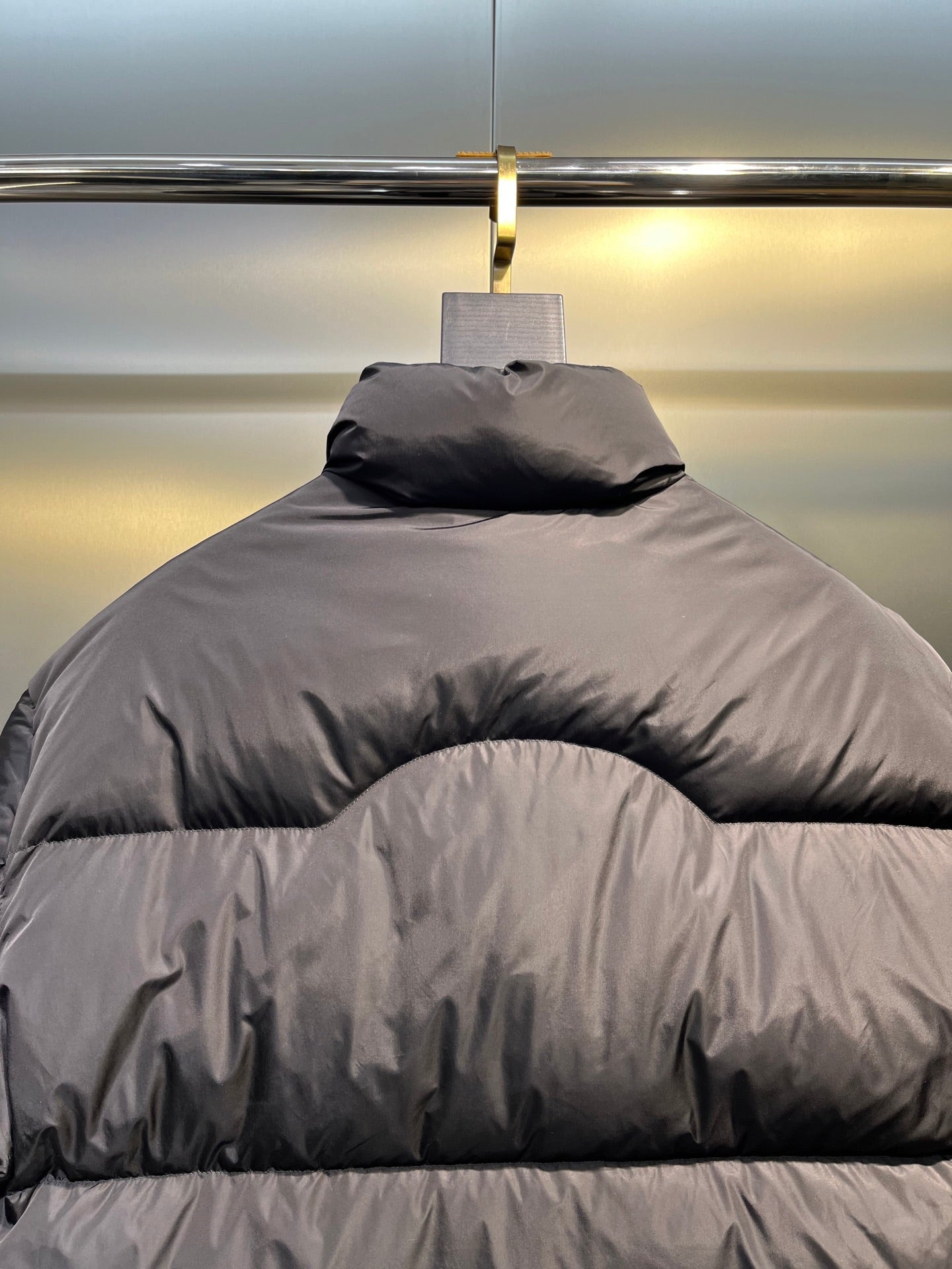 Chaqueta Corta Acolchada con Bordado de Palmera · Colección Genius FW22