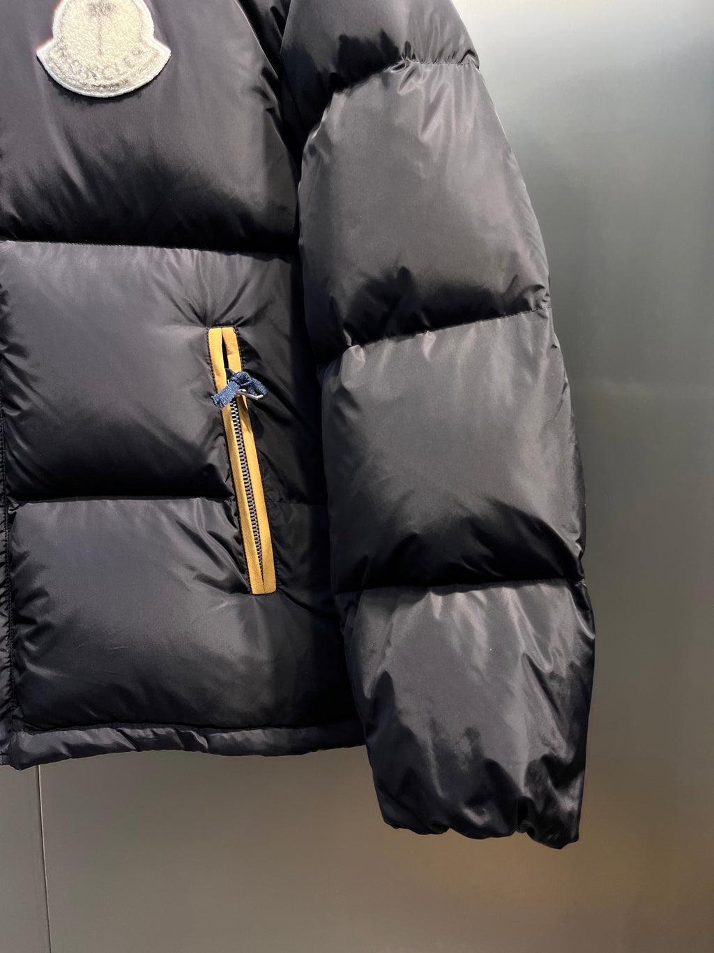 Chaqueta Corta Acolchada con Bordado de Palmera · Colección Genius FW22