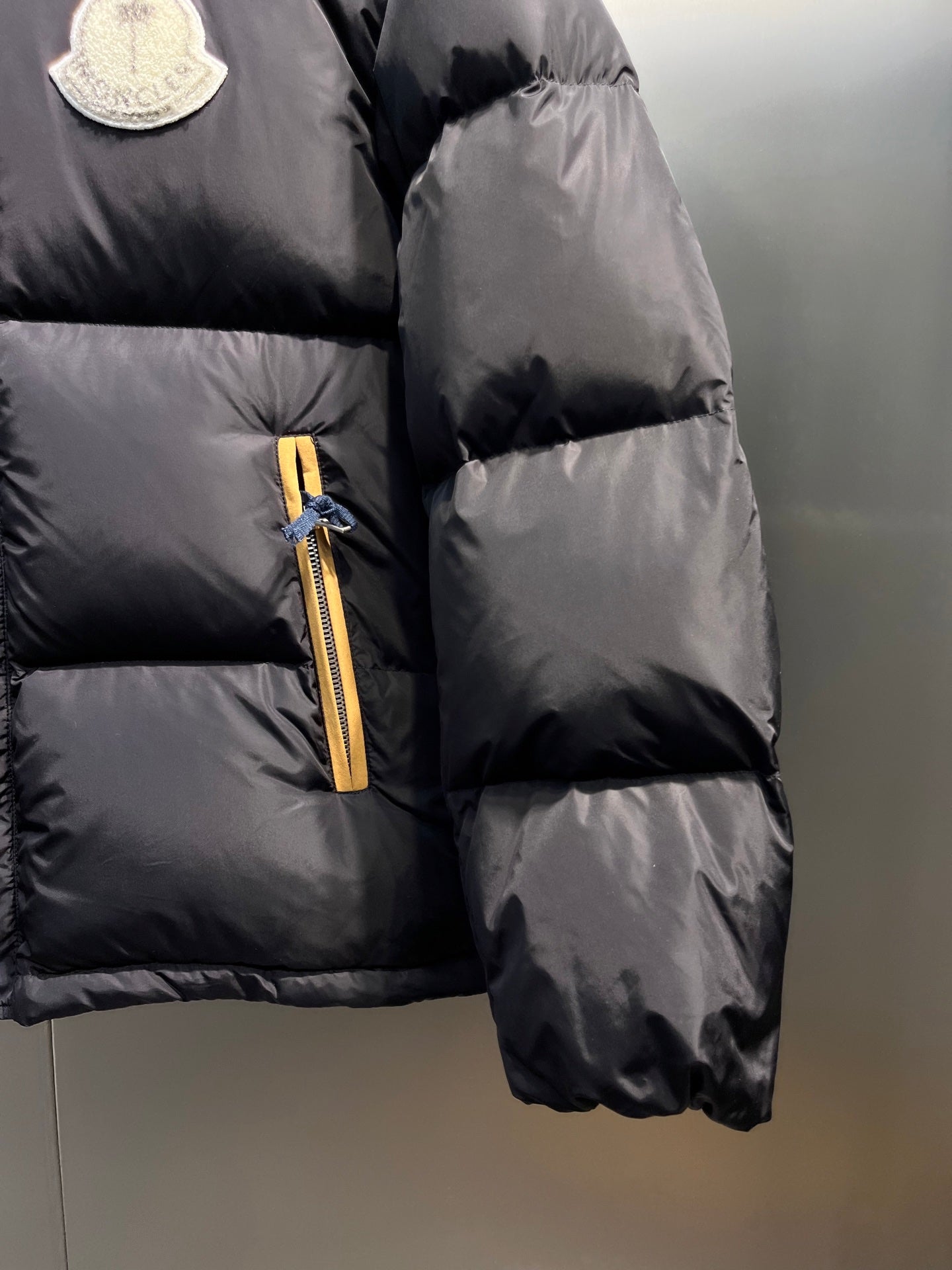 Chaqueta Corta Acolchada con Bordado de Palmera · Colección Genius FW22